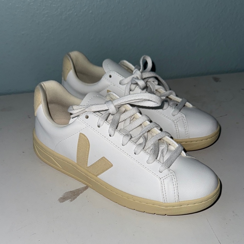 NWOT Veja White and Cream Sneakers Size 8